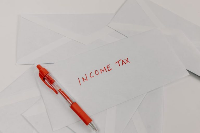 How Does the Low Income Tax Offset Work in Australia?